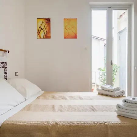 Modern Cozy Near The Colosseum In Maison d'hôtes Rome