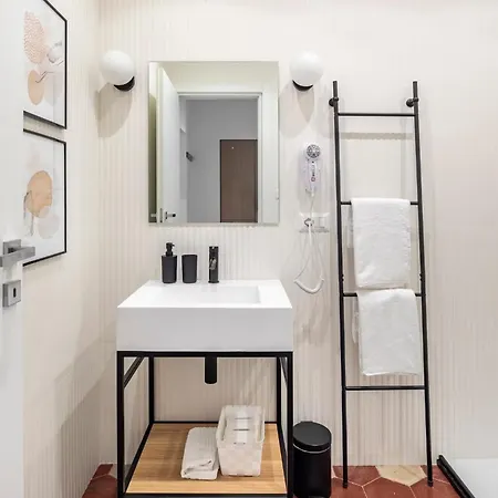 Modern Cozy Near The Colosseum In Maison d'hôtes 4*