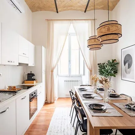 Modern Cozy Near The Colosseum In Maison d'hôtes Rome