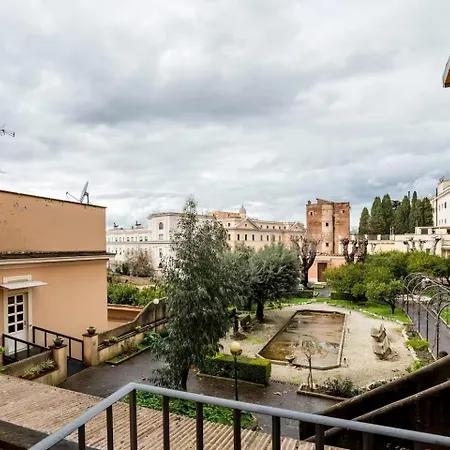 Modern Cozy Near The Colosseum In Maison d'hôtes Rome