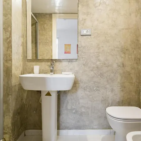 Modern Cozy Near The Colosseum In Maison d'hôtes Rome