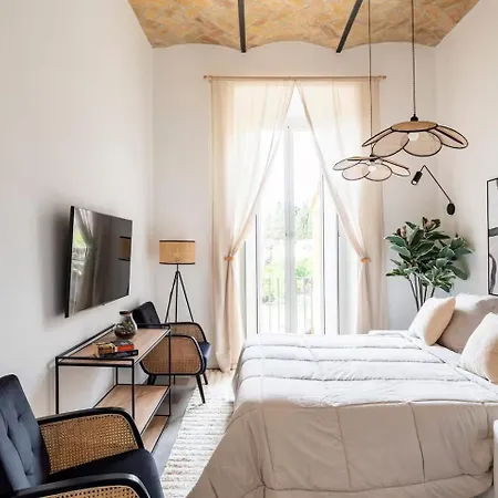Modern Cozy Near The Colosseum In Maison d'hôtes Rome