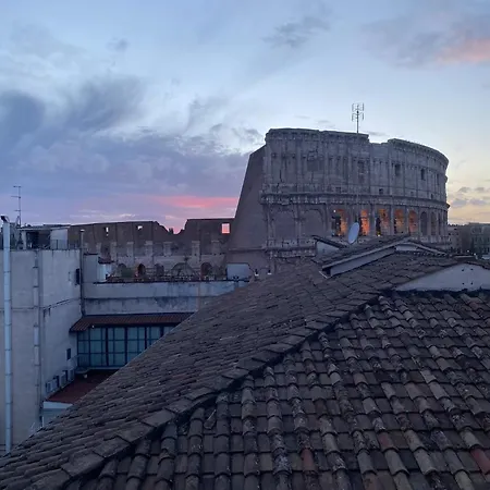 Modern Cozy Near The Colosseum In Maison d'hôtes Rome